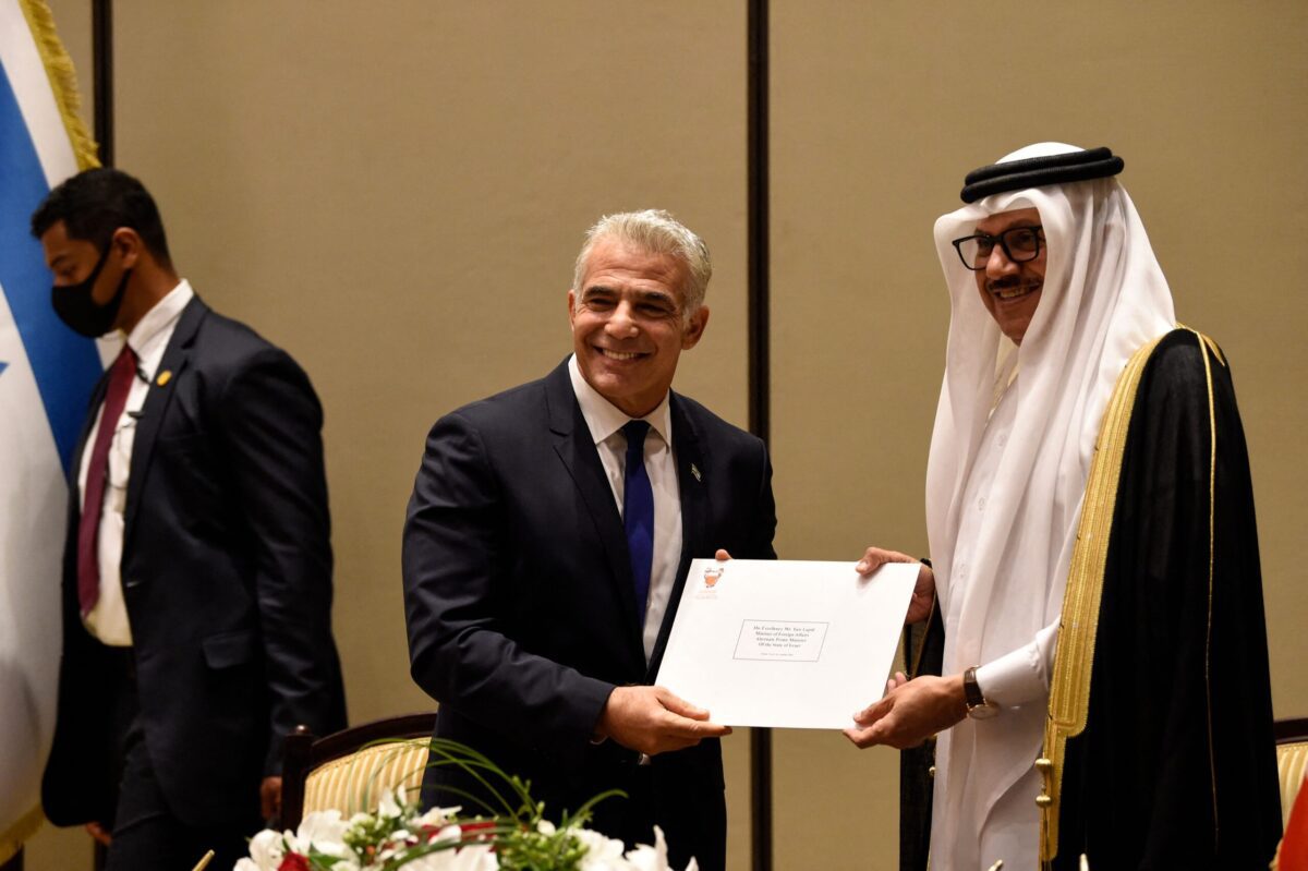 O ministro das Relações Exteriores do Bahrein, Abdullatif Al-Zayani (dir.), e seu homólogo israelense, Yair Lapid, se cumprimentam após assinar acordos entre seus países na capital do Bahrein, Manama, em 30 de setembro de 2021 [Mazen Mahdi/AFP via Getty Images]
