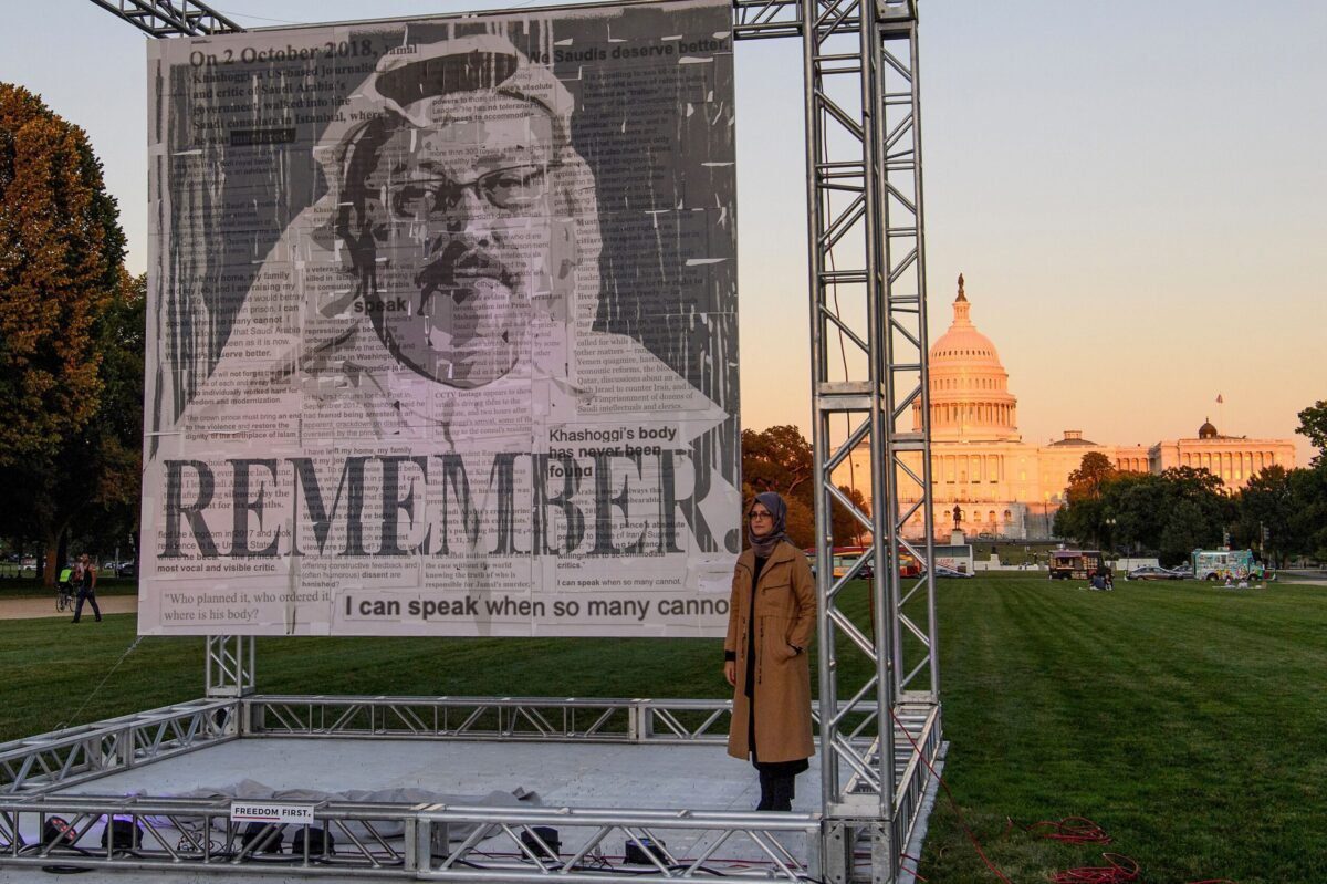 A escritora turca Hatice Cengiz, noiva do jornalista e dissidente saudita Jamal Khashoggi, posa ao lado de um retrato de Khashoggi, em Washington, em 1º de outubro de 2021 [Nicholas Kamm/AFP via Getty Images ]