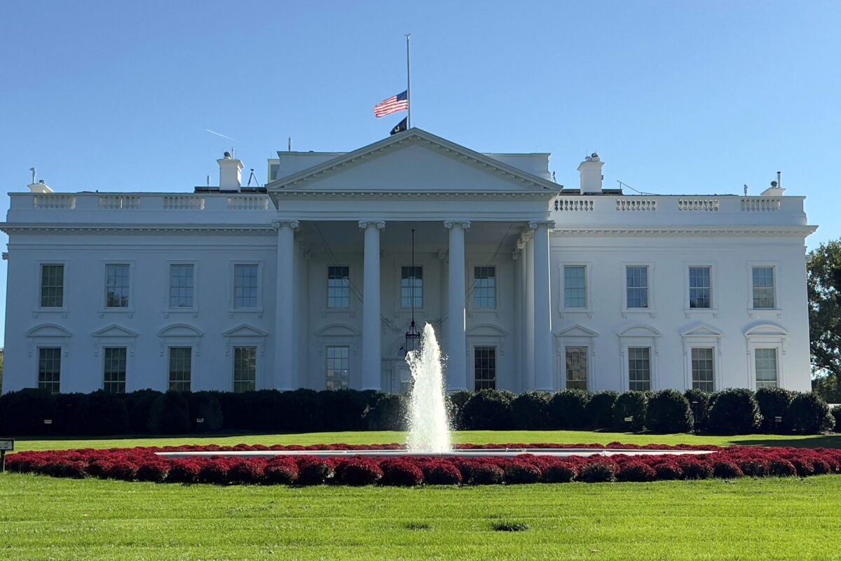  A bandeira dos EUA é vista a meio mastro no topo da Casa Branca após a morte do ex-secretário de Estado Colin Powell em 19 de outubro de 2021 [Daniel Slim/ AFP via Getty Images]
