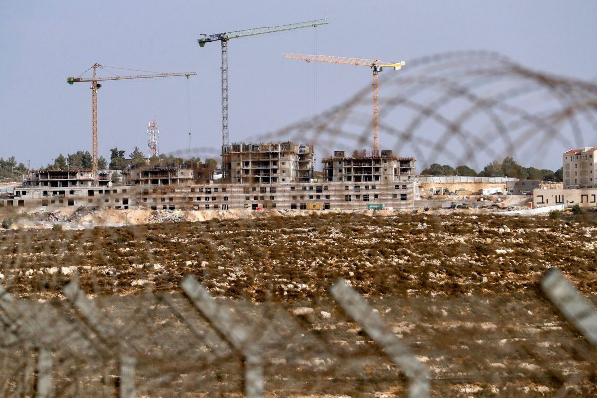 Obras do assentamento ilegal israelense de Givat Zeev, perto de Ramallah, Cisjordânia ocupada, 28 de outubro de 2021 [AHMAD GHARABLI/AFP via Getty Images]
