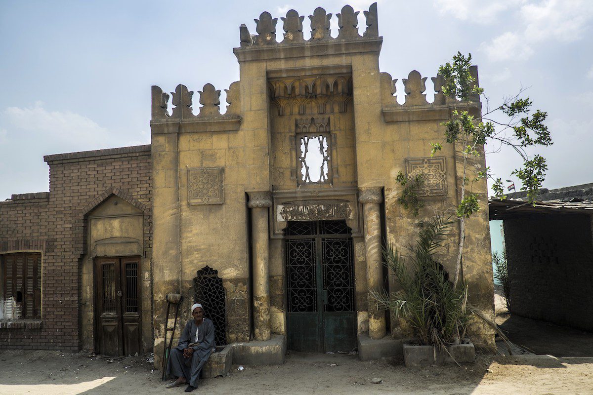 Um velho egípcio está sentado no cemitério El Sayeda Nafisa, na capital Cairo, em 12 de julho de 2015 [Khaled Desouki/AFP via Getty Images]

