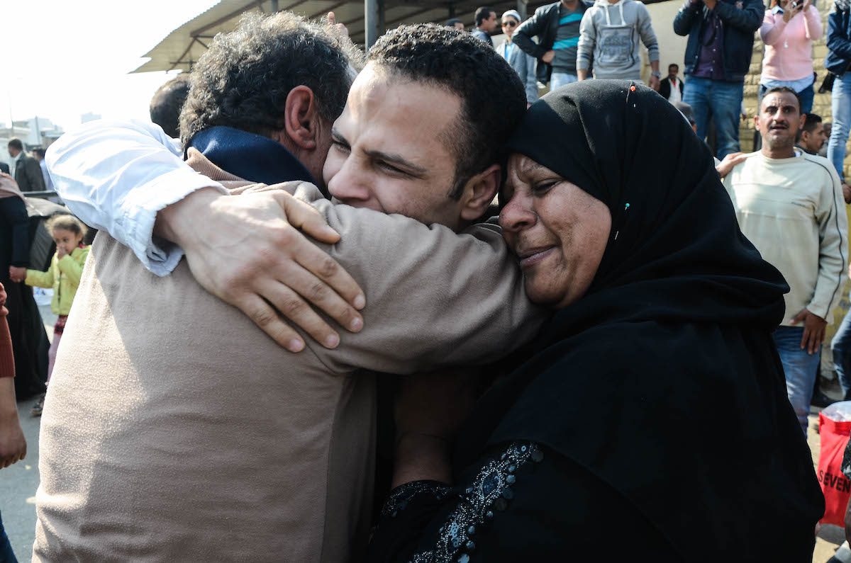 Cidadão egípcio abraça seus pais após ser libertado da prisão, junto de outros 202 prisioneiros que receberam perdão presidencial, no Cairo, 14 de março de 2017 [ALY FAHIM/AFP via Getty Images]
