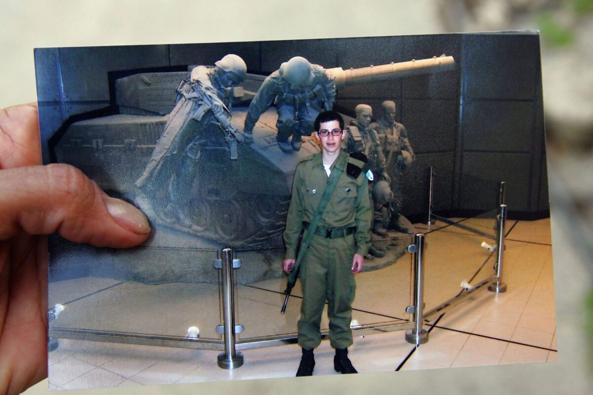 Fotografia do soldado israelense Gilad Shalit, em 27 de junho de 2006 [David Silverman/Getty Images]
