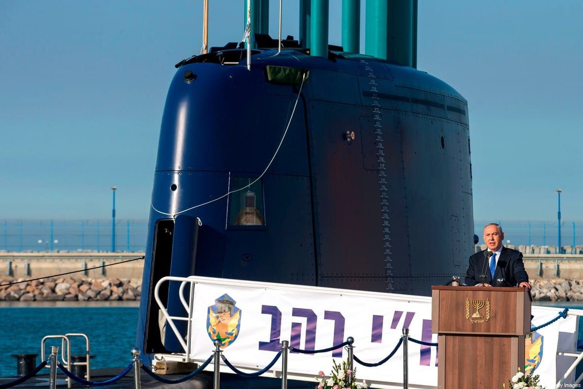 Uma foto de arquivo tirada em 12 de janeiro de 2016 mostra o então primeiro-ministro israelense Benjamin Netanyahu discursando durante uma cerimônia para a chegada do INS Rahav, o quinto submarino da Marinha israelense, de fabricação alemã, no porto militar israelense de Haifa [Jack Guez/AFP via Getty Images]