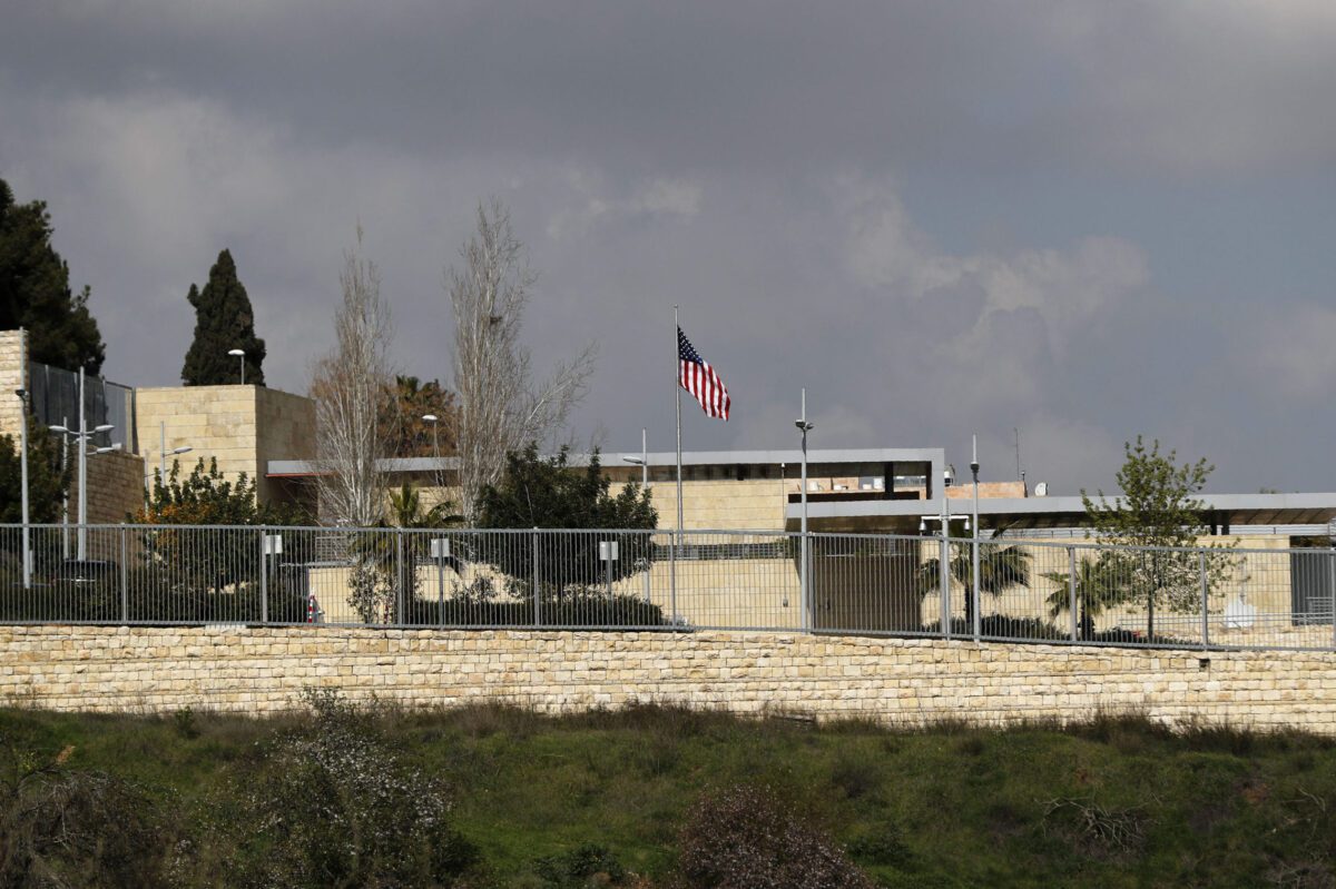 Bandeira dos Estados Unidos no complexo do consulado americano em Jerusalém ocupada, 24 de fevereiro de 2018 [AHMAD GHARABLI/AFP via Getty Images]
