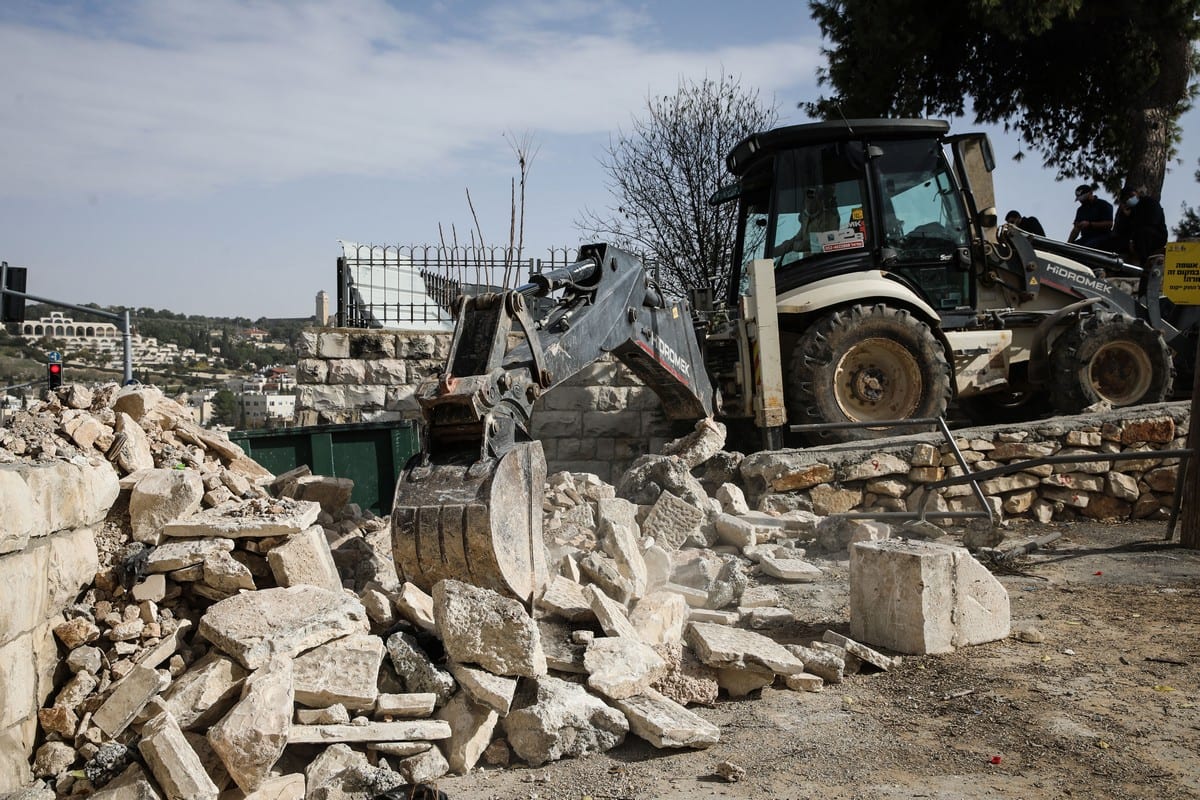 Soldados israelenses demoliram um muro em um cemitério islâmico em Jerusalém, em 14 de dezembro de 2020 [Mostafa Alkharouf/Agência Anadolu]
