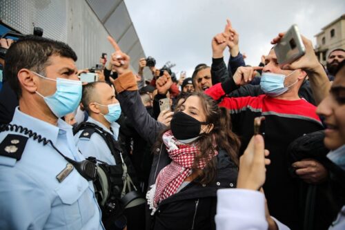 Árabes israelenses marcham depois de realizar a oração de sexta-feira fora do prédio do município em Umm al-Fahm,  para protestar contra o aumento do crime e da violência Israel, em 5 de fevereiro de 2021. [Mostafa Alkharouf/Agência Anadolu]