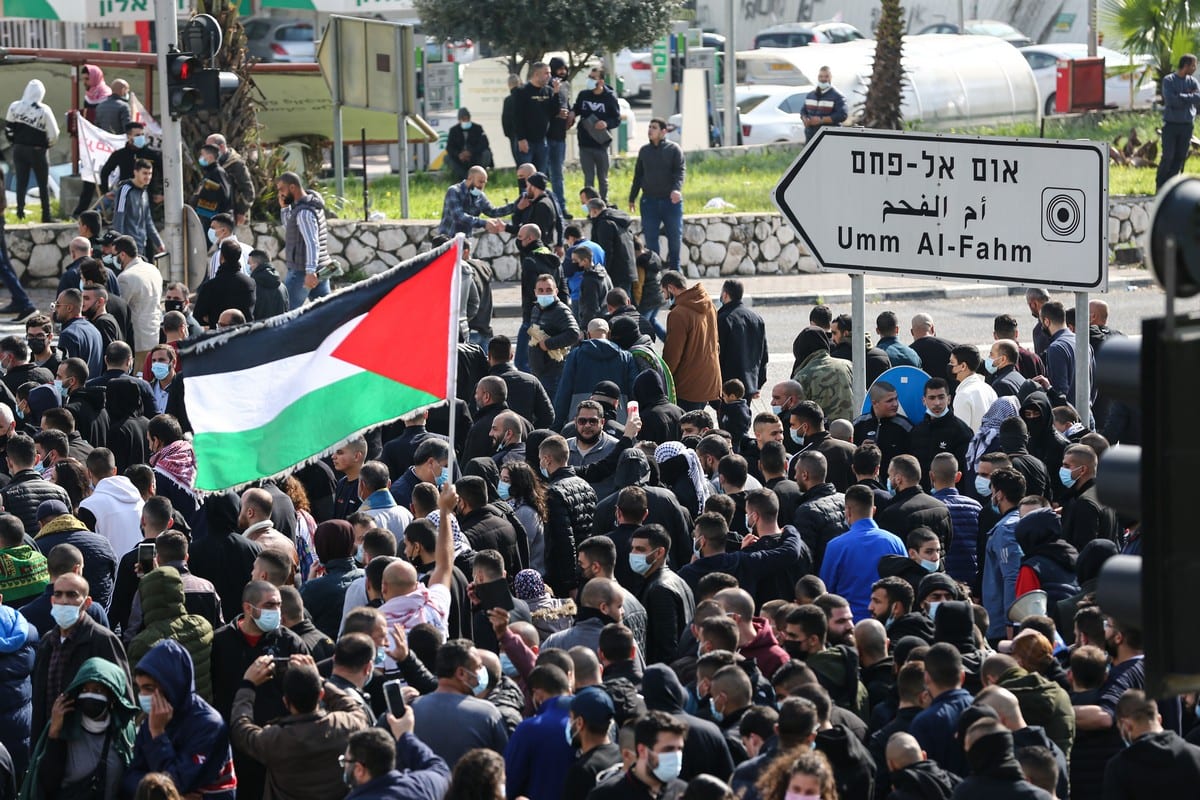 Árabes israelenses marcham para protestar contra o aumento do crime e da violência depois de realizar a oração de sexta-feira fora do prédio do município em Umm al-Fahm, Israel, em 5 de fevereiro de 2021. [Mostafa Alkharouf - Agência Anadolu]
