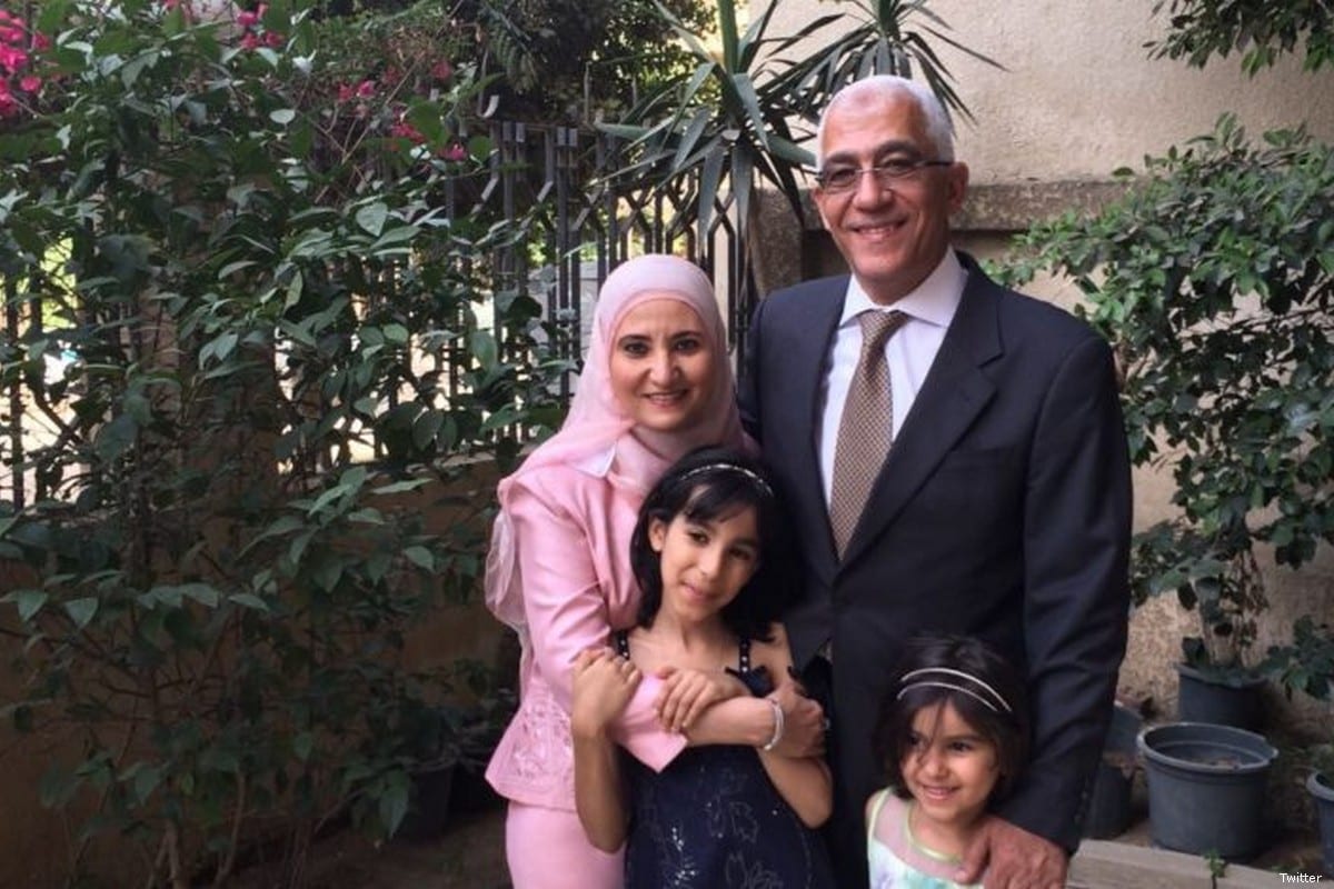 Ola al-Qaradawi, filha do sheikh Yusuf al-Qaradawi, presidente da União Internacional de Estudiosos Muçulmanos, junto de seu marido [Twitter]