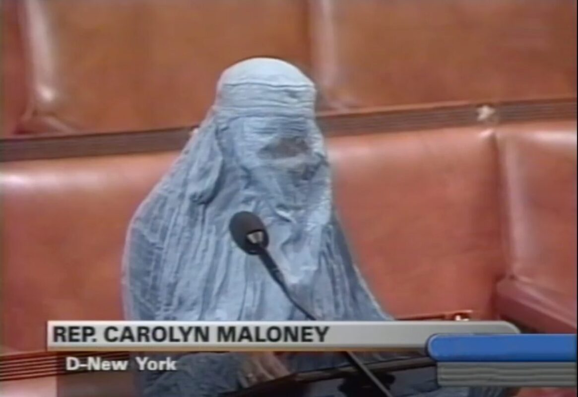 A congressista republicana Carolyn Maloney usou burca em 2001 para apoiar a intervenção dos Estados Unidos no Afeganistão [Reprodução/ Youtube]