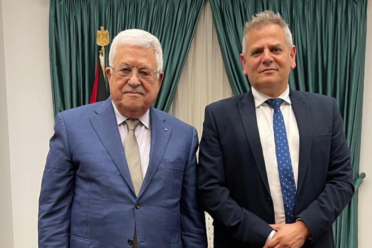 O presidente da Autoridade Palestina (AP), Mahmoud Abbas, encontra-se com o ministro da Saúde de Israel, em 3 de outubro de 2021 [@NitzanHorowitz/Twitter]