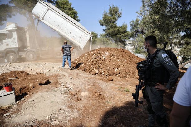 Forças israelenses montam guarda em local de obras de um novo parque próximo ao muro ocidental da Mesquita de Al-Aqsa, na Cidade Velha de Jerusalém ocupada, 25 de outubro de 2021 [Mostafa Alkharouf/Agência Anadolu via Getty Images]
