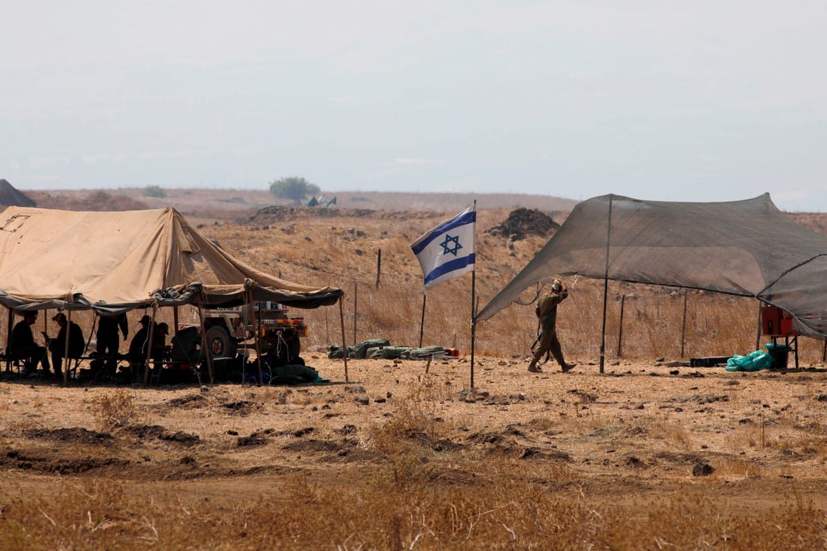 Soldados israelenses podem ser vistos nas Colinas de Golan anexadas a Israel, em 1º de setembro de 2020 [Jalaa Marey/AFP/Getty Images]