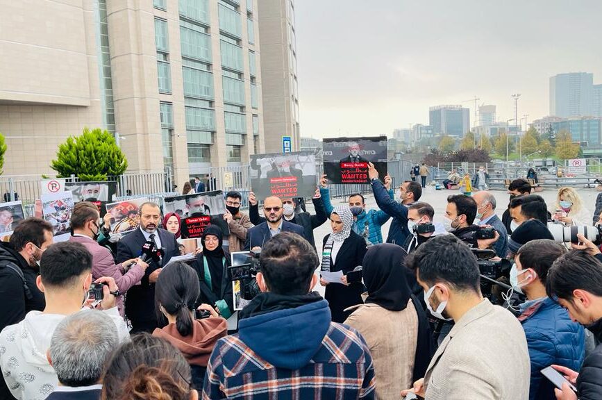 Lendo uma declaração na frente do Palácio da Justiça Çağlayan de Istambul, novembro de 2021 [Ansam Abu Owda]
