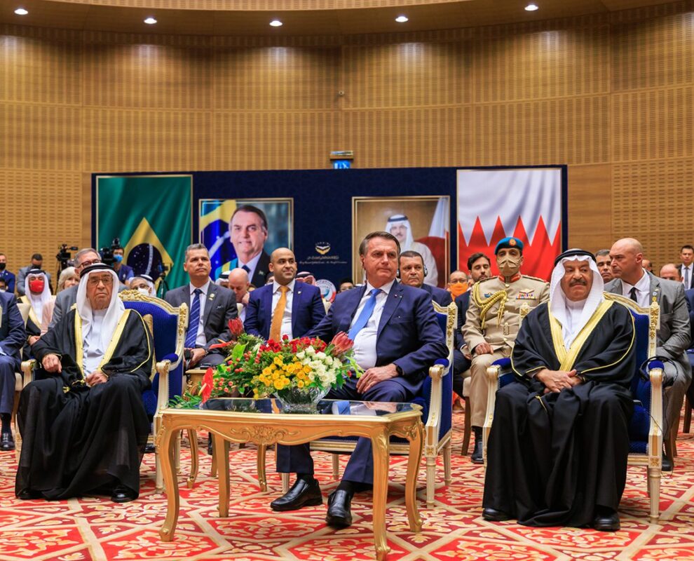 Jair Bolsonaro recebido pelo rei Hamad bin Isa Al Khalifa e o chanceler do Golfo do chanceler Abdullatif Al-Zayani.[Agência de Notícias do Barein]
