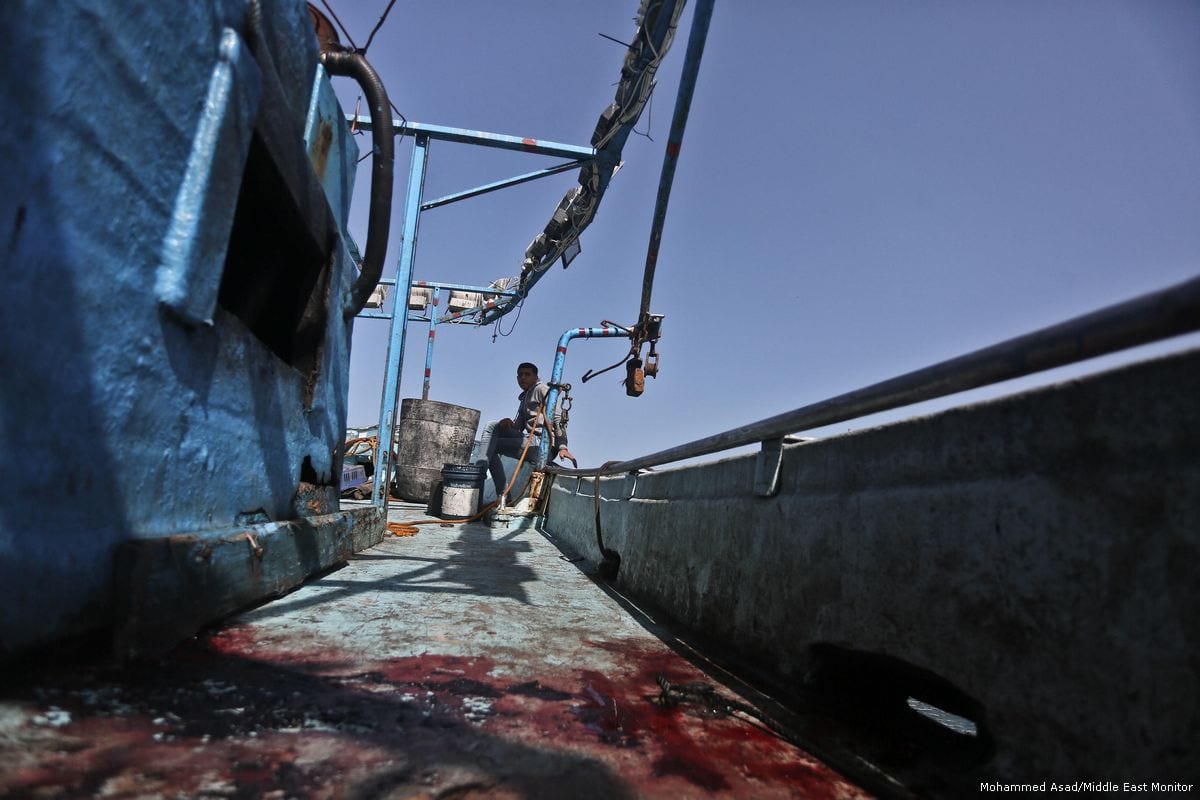 Buracos de bala podem ser vistos após o ataque israelense a um barco de pesca palestino na costa de Gaza em 25 de fevereiro de 2018 [Mohammed Asad / Monitor do Oriente Médio]
