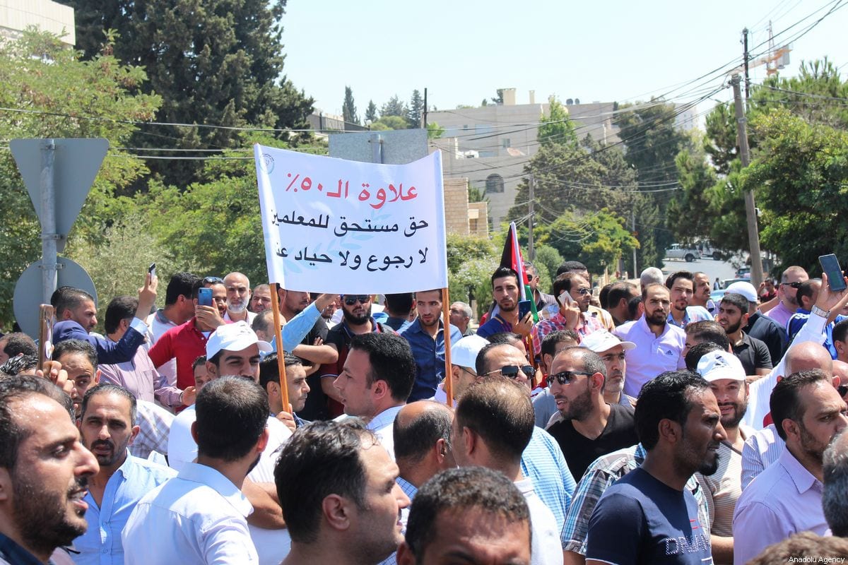 Milhares de professores jordanianos se reúnem perto da sede do governo, durante um protesto em Amã, Jordânia, em 5 de setembro de 2019 [Laith Joneidi / Agência Anadolu]
