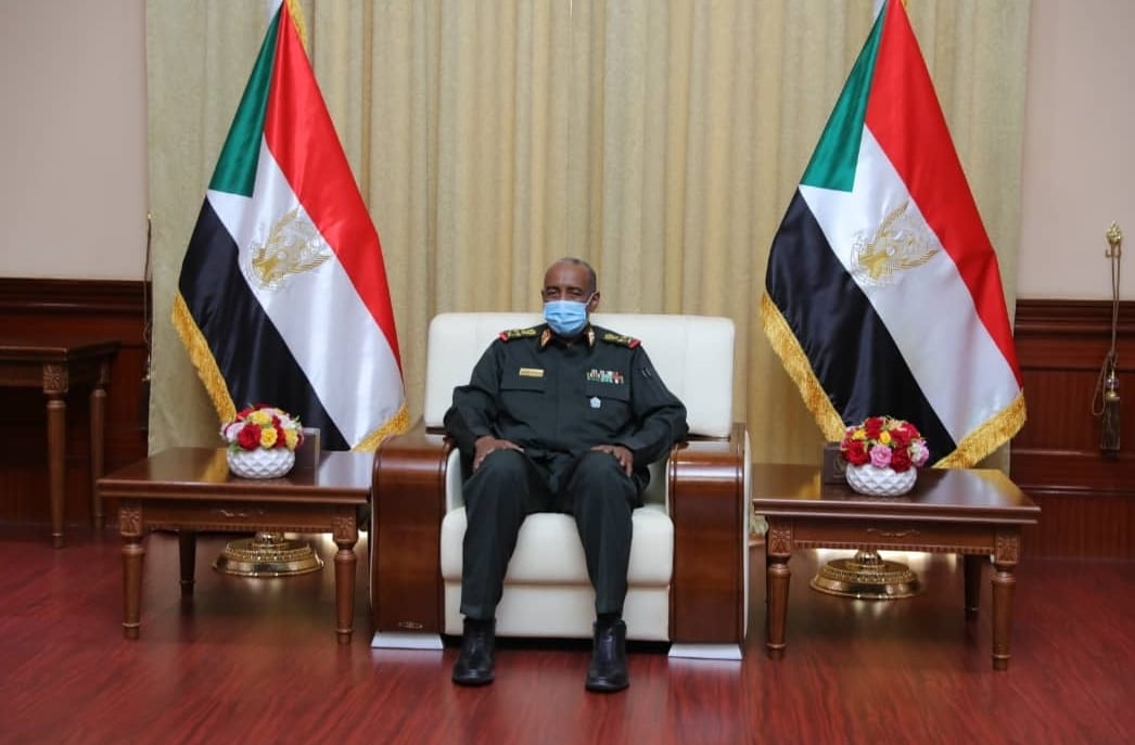 Presidente do Conselho de Soberania do Sudão, General Abdul Fattah al-Burhan, encontra-se com o Secretário do Tesouro dos Estados Unidos, Steven Mnuchin, em Cartum, Sudão em 06 de janeiro de 2021 [Presidência Sudanesa / Agência Anadolu]
