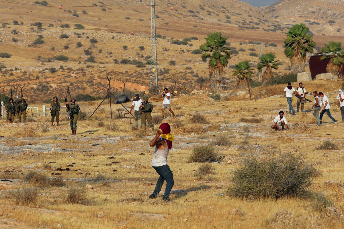 Colonos israelenses atacam palestinos durante protesto contra assentamentos ilegais perto de Tubas, na Cisjordânia ocupada, 24 de julho de 2021 [Nedal Eshtayah/Agência Anadolu]