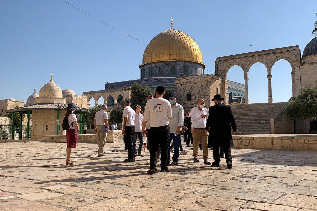 Dezenas de colonos acompanhados pela polícia israelense são vistos no pátio da Mesquita Al-Aqsa, em Jerusalém, em 25 de agosto de 2021 [JERUSALEM ISLAMIC WAQF/Anadolu Agency].
