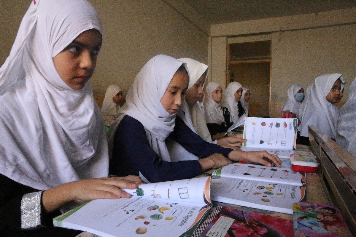 Estudantes de ensino básico em Kandahar, Afeganistão, 28 de setembro de 2021 [Bilal Güler/Agência Anadolu]