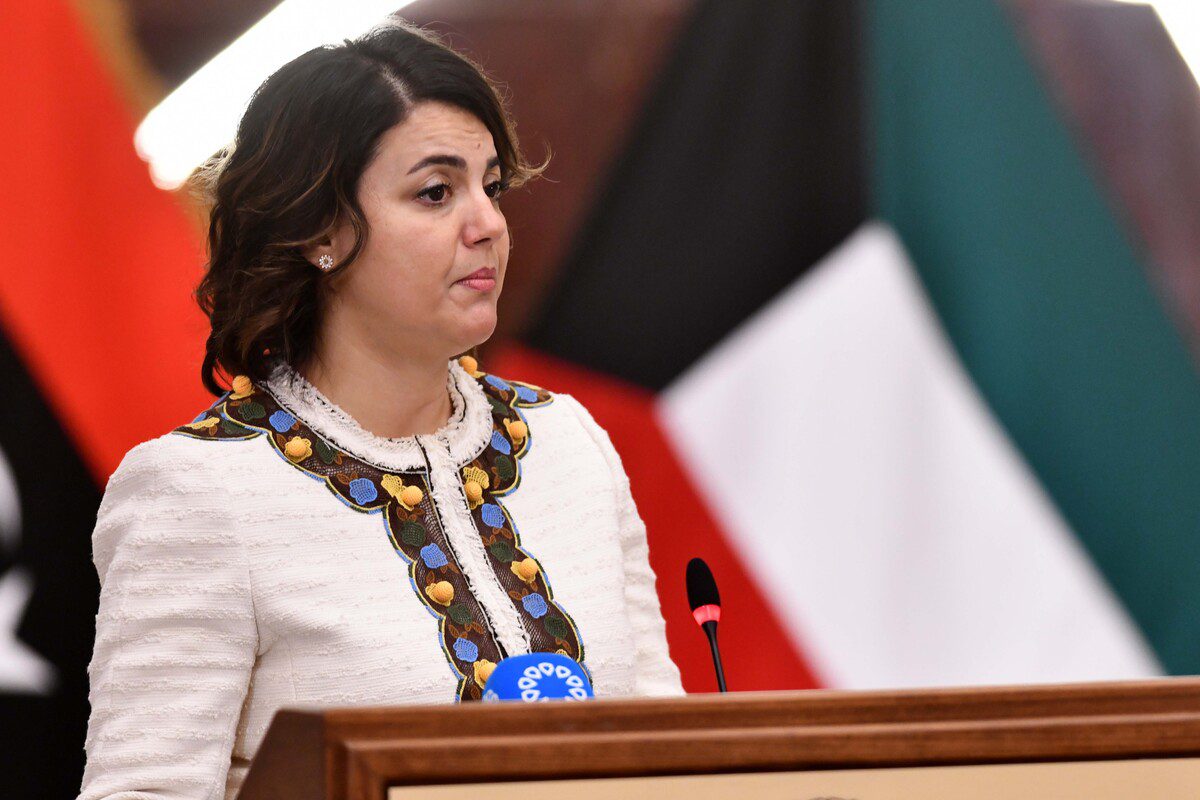 Ministra de Relações Exteriores da Líbia Najla Mangoush na Cidade do Kuwait, 3 de outubro de 2021 [Jaber Abdulkhaleg/Agência Anadolu]