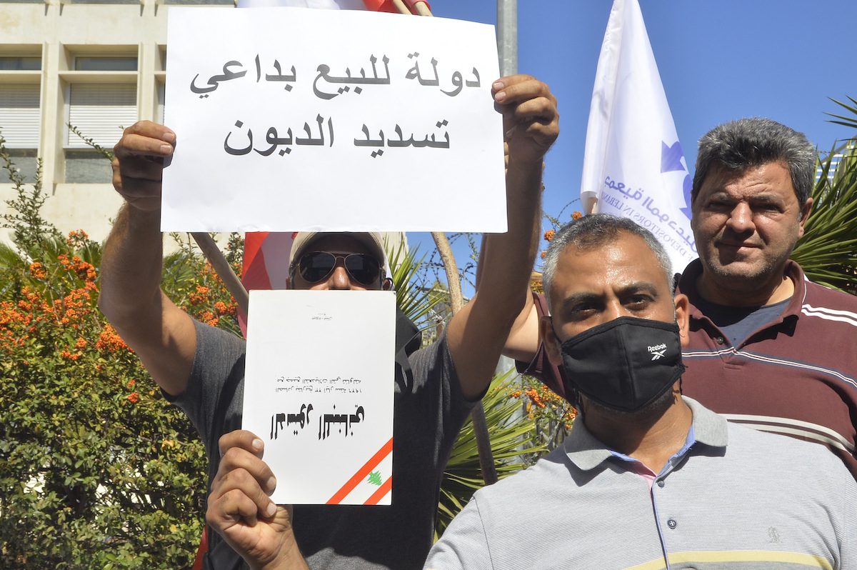 Pessoas se reúnem fora do Banco Central do Líbano para protestar contra as restrições aos depósitos em moeda estrangeira nos bancos desde o início da crise econômica em outubro [Hussam Shbaro - Agência Anadolu].