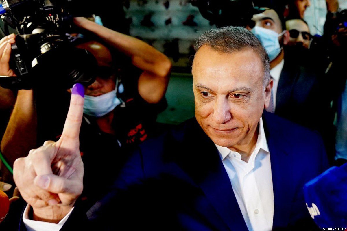 Primeiro-Ministro do Iraque Mustafa al-Kadhimi após votar nas eleições gerais do país, em Bagdá, 10 de outubro de 2021 [Gabinete de Imprensa do Primeiro-Ministro do Iraque/Agência Anadolu]