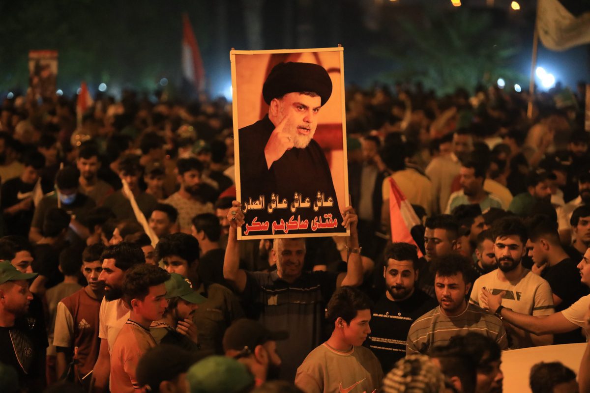 Apoiadores do clérigo xiita Moqtada al-Sadr celebram resultados das eleições parlamentares na praça Tahrir, em Bagdá, Iraque, 11 de outubro de 2021 [Murtadha Al-Sudani/Agência Anadolu]
