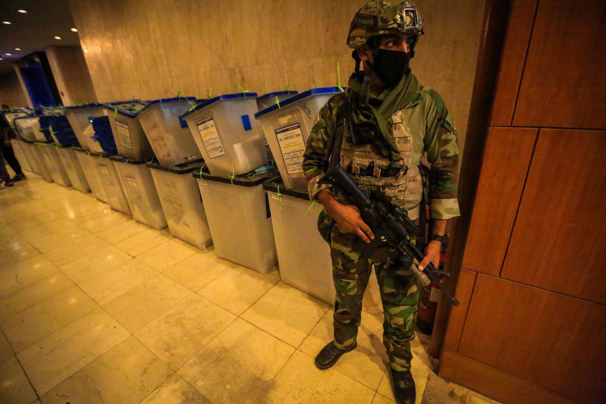Forças de segurança montam guarda enquanto oficiais contam votos em Bagdá, Iraque, 13 de outubro de 2021 [Murtadha Al-Sudani/Agência Anadolu]