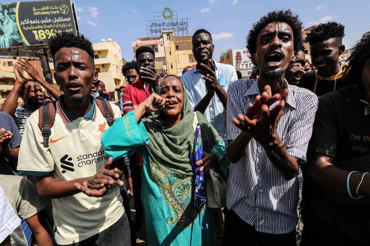 Sudaneses se manifestam pedindo o fim da intervenção militar e a transferência da administração para civis em Cartum, Sudão, em 30 de outubro de 2021. [Mahmoud Hjaj - Agência Anadolu] 