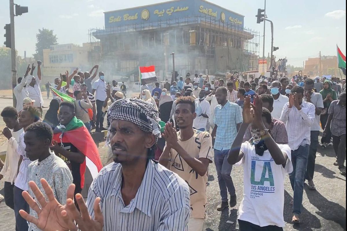O povo sudanês encena uma manifestação exigindo o fim da intervenção militar e a transferência da administração para civis em Cartum, Sudão, em 30 de outubro de 2021 [Ömer Erdem / Agência Anadolu]
