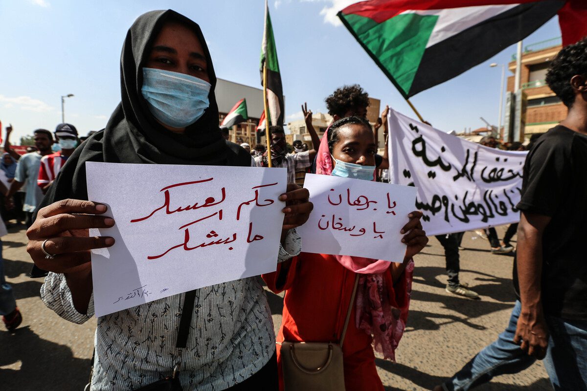 Povo sudanês protesta exigindo o fim da intervenção militar e a transferência da administração para civis em Cartum, Sudão, em 30 de outubro de 2021 [Mahmoud Hjaj - Agência Anadolu]
