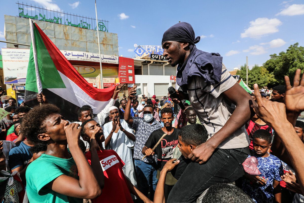 Sudaneses se manifestam exigindo o fim da intervenção militar e a transferência de administração a civis em Cartum, Sudão, em 30 de outubro de 2021 [Mahmoud Hjaj / Agência Anadolu]
