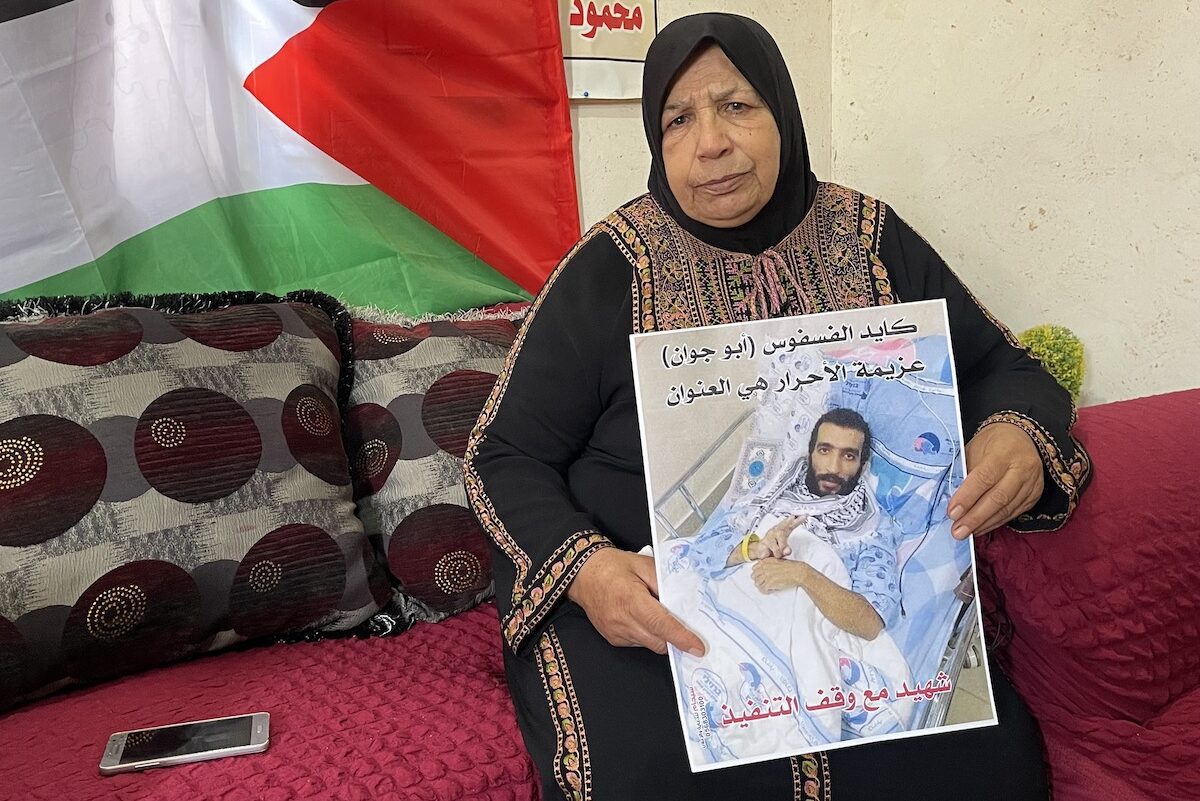 Kayed al-Fasfous, prisioneiro palestino em greve de fome nas cadeias de Israel, enfrenta agora risco iminente de morte, advertiu ontem (2) a comissão responsável pelo assunto dos prisioneiros da Organização para a Libertação da Palestina (OLP).

Segundo comunicado, a saúde de Fasfous “está se deteriorando rapidamente e pode ser declarado óbito a qualquer momento”.

O prisioneiro de 32 anos, nativo de Hebron (Al-Khalil), Cisjordânia ocupada, mantém greve de fome há 111 dias, em protesto contra sua detenção administrativa — isto é, ferramenta israelense para aprisionar indivíduos sem julgamento ou acusação.

Kareem Ajwa, advogado da comissão, visitou Fasfous no Centro Médico de Barzilai e reportou que o prisioneiro sofre de “febre e dores severas em todo o corpo”.

“Ele não consegue se mexer e não sente suas pernas”, observou Ajwa. “No entanto, recusa qualquer exame nos hospitais israelenses e insiste em ir para a casa e ser tratado por médicos palestinos”.
