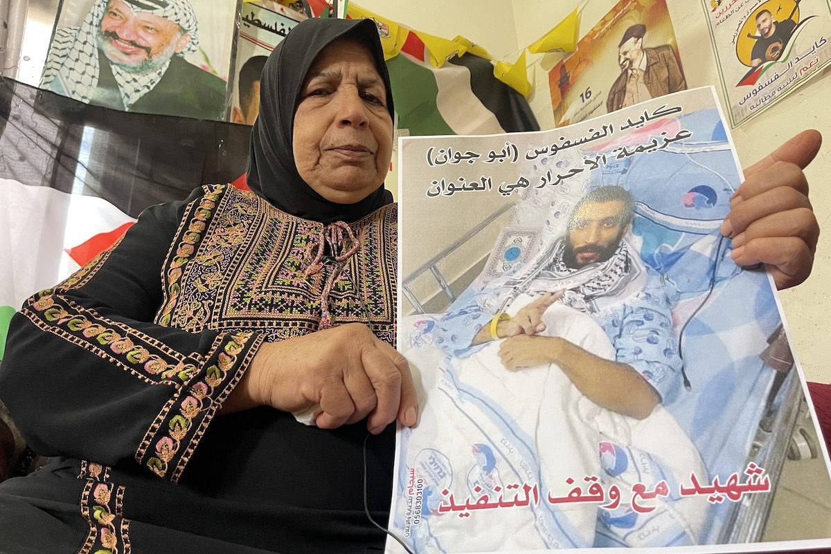 Fawzia Fasfous, mãe do prisioneiro palestino Kayed Fasfous, em Hebron, Cisjordânia ocupada, 1° de novembro de 2021 [Hisham K. K. Abu Shaqra/Agência Anadolu]
