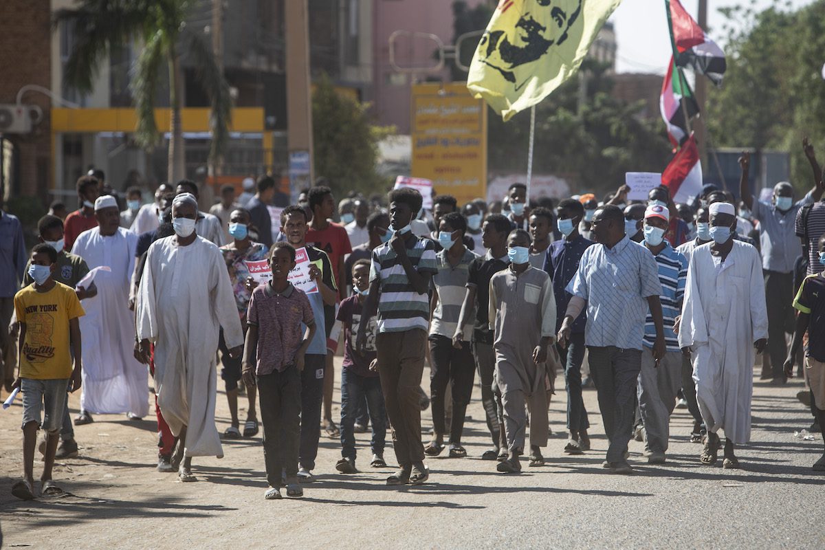 Protesto pelo fim da intervenção militar e retorno a uma transição civil em Cartum, Sudão, 13 de novembro de 2021 [Mahmoud Hjaj/Agência Anadolu]
