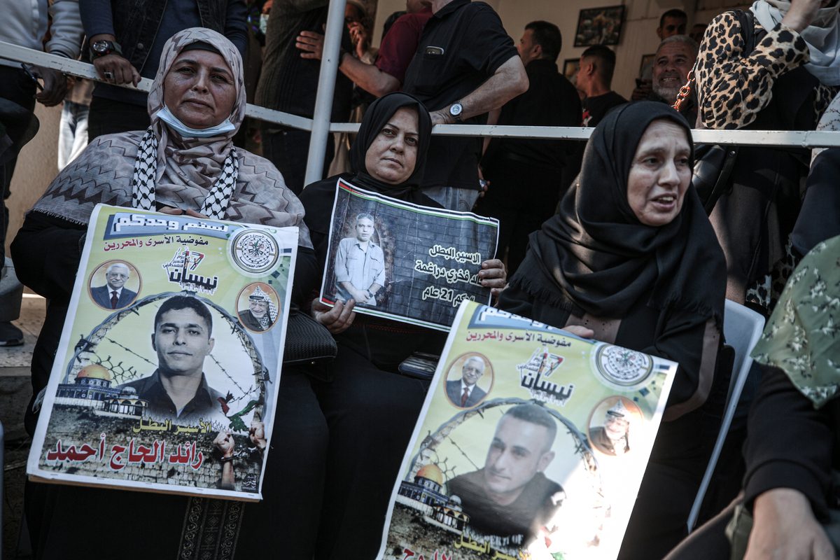 Palestinos realizam um protesto em apoio aos prisioneiros em greve de fome nas prisões israelenses em 15 de novembro de 2021 [Ali Jadallah / Agência Anadolu] 
