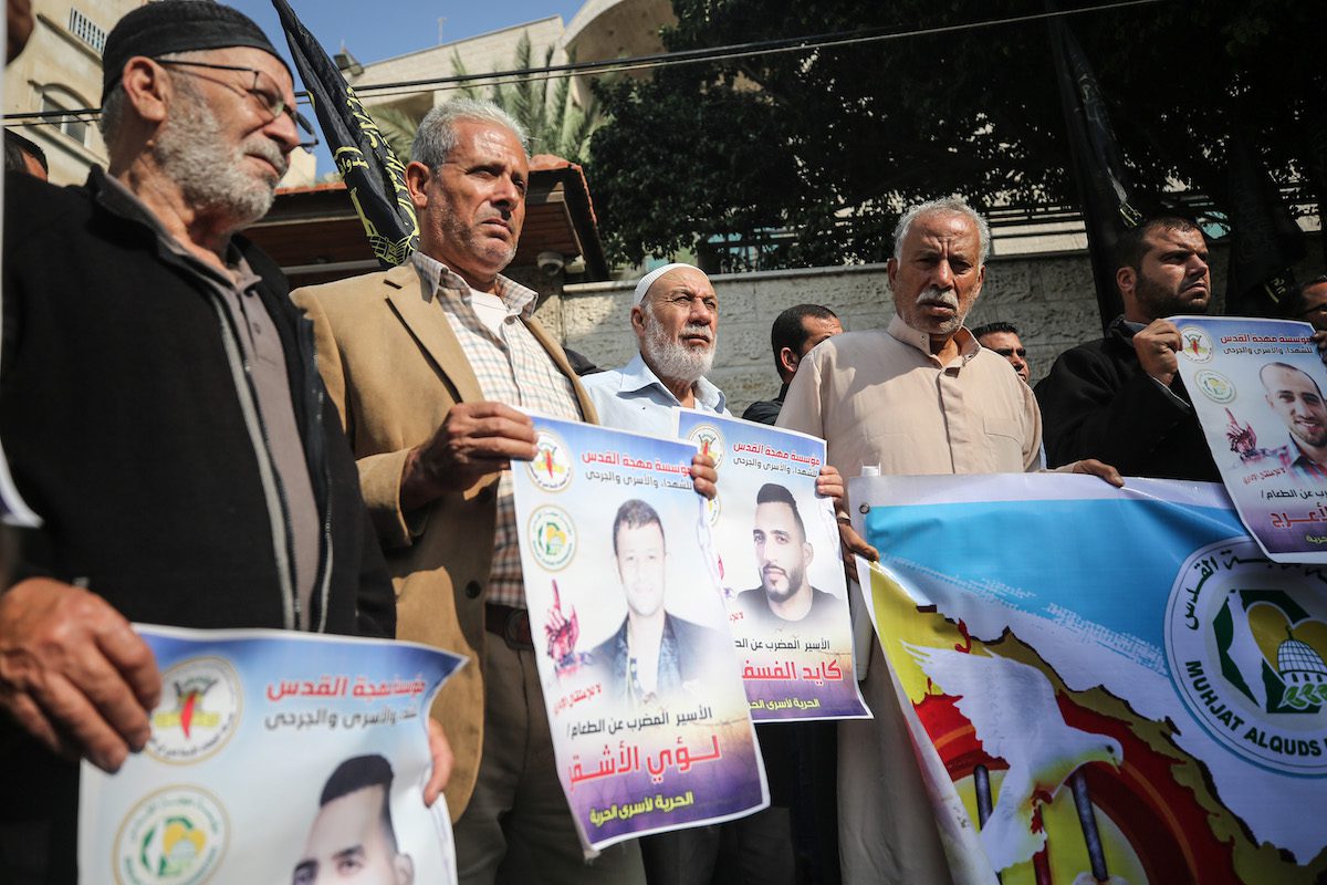 Protesto em solidariedade aos prisioneiros palestinos em greve de fome nas cadeias de Israel, na Faixa de Gaza, 17 de novembro de 2021 [Mustafa Hassona/Agência Anadolu]
