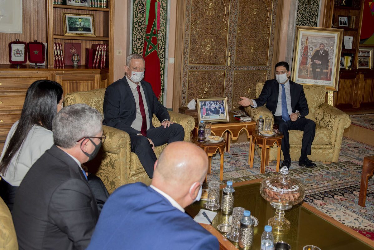 Ministro da Defesa israelense, Benny Gantz (E), encontra-se com o ministro das Relações Exteriores marroquino Nasser Bourita (E) em Rabat, Marrocos, em 24 de novembro de 2021 [Jalal Morchidi - Agência Anadolu]
