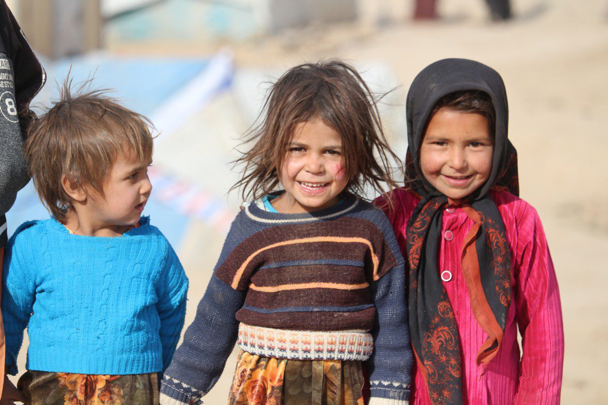 Crianças afegãs que vivem em um acampamento com condições precárias, a 8 quilômetros de Qala-e-naw, a capital da província de Badghis no Afeganistão, em 28 de outubro de 2021 [Ahmad Seddiqi - Agência Anadolu]