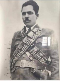 Amin Hamideh na Palestina, com cinturão de balas, em defesa da Palestina durante a Nakba, em 1948 [Acervo familiar]