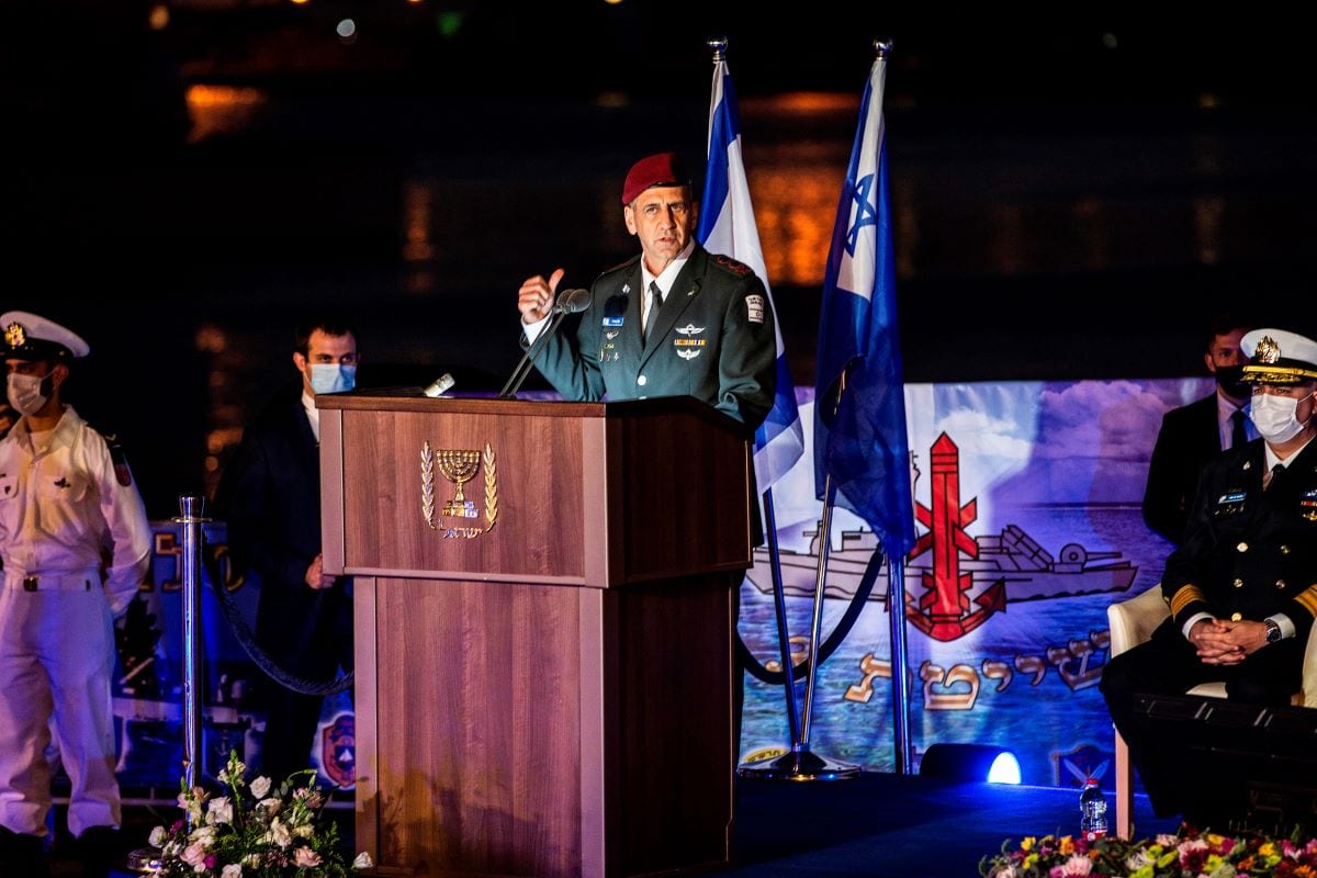 Aviv Kohavi, comandante máximo do exército israelense, na base naval de Haifa, norte do território considerado Israel, 2 de dezembro de 2020 [HEIDI LEVINE/AFP via Getty Images]
