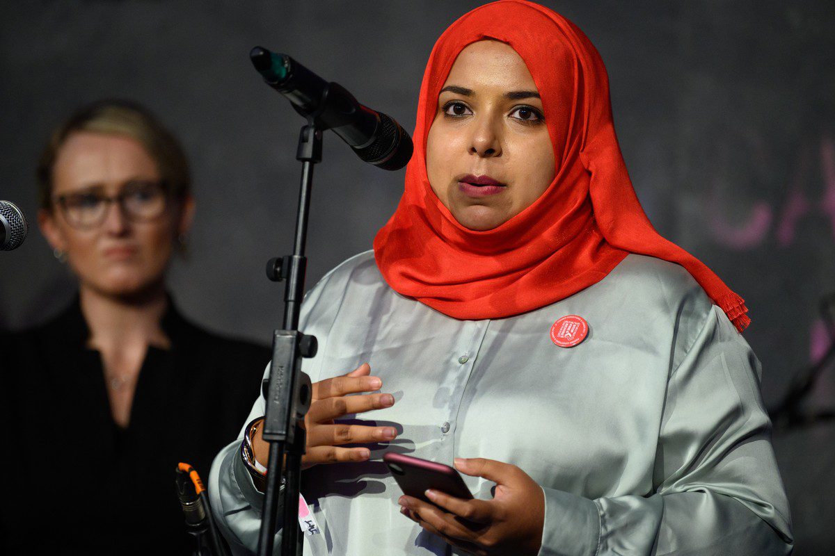 Deputada trabalhista para Poplar e Limehouse, Apsana Begum, dirige-se a uma audiência em Brighton, Reino Unido, em 28 de setembro de 2021 [Leon Neal/Getty Images].
