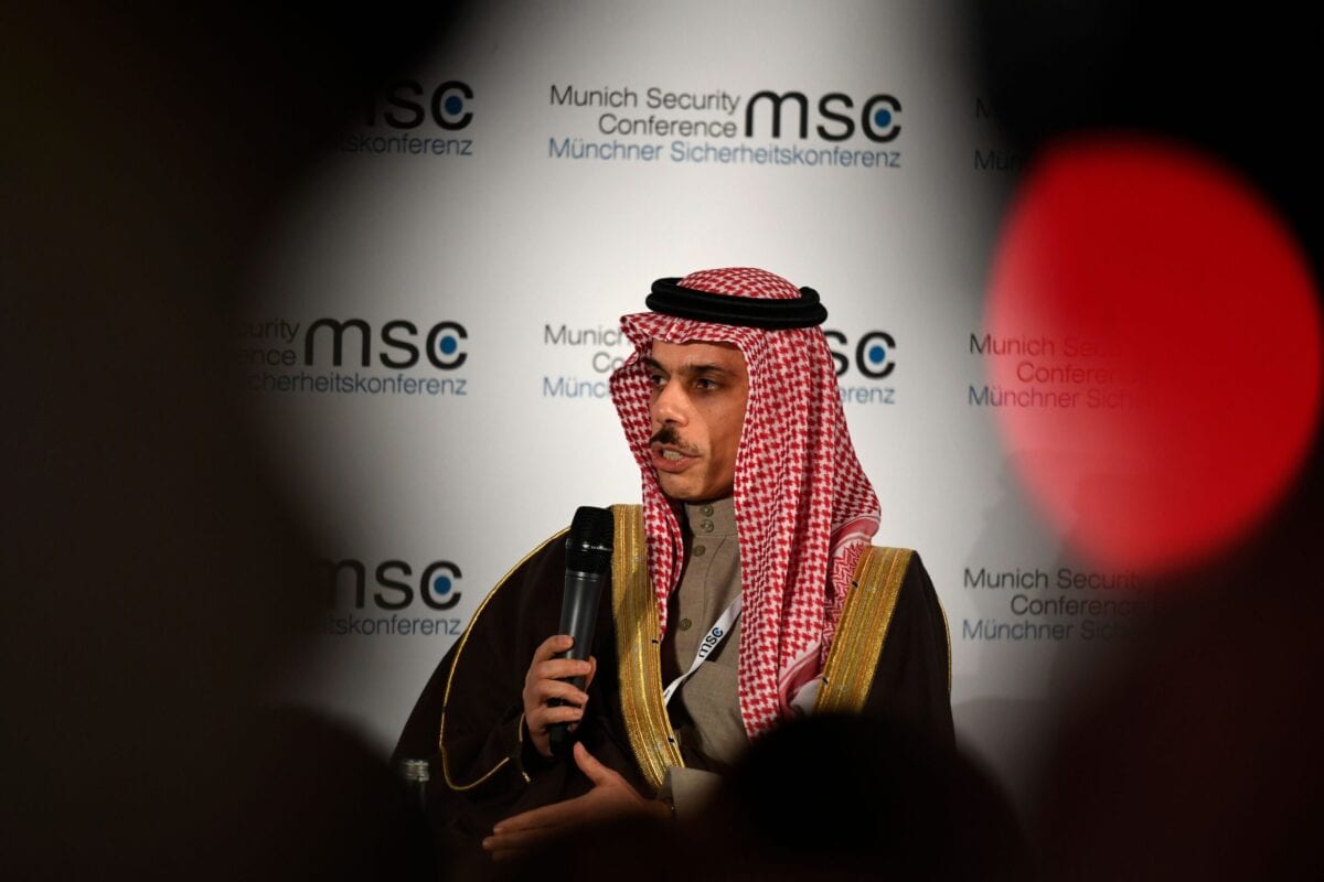 O ministro das Relações Exteriores da Arábia Saudita, príncipe Faisal bin Farhan Al Saud, participa de um painel de discussão, em 15 de fevereiro de 2020 [Thomas Kienzle/AFP via Getty Images]
