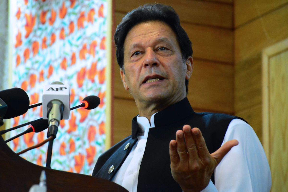 O primeiro-ministro do Paquistão, Imran Khan, discursa na assembléia legislativa em Muzaffarabad, a capital da Caxemira controlada pelo Paquistão, em 5 de agosto de 2020, para marcar o aniversário de um ano após Nova Deli ter imposto o governo direto sobre a Caxemira administrada pela Índia. [AFP via Getty Images]
