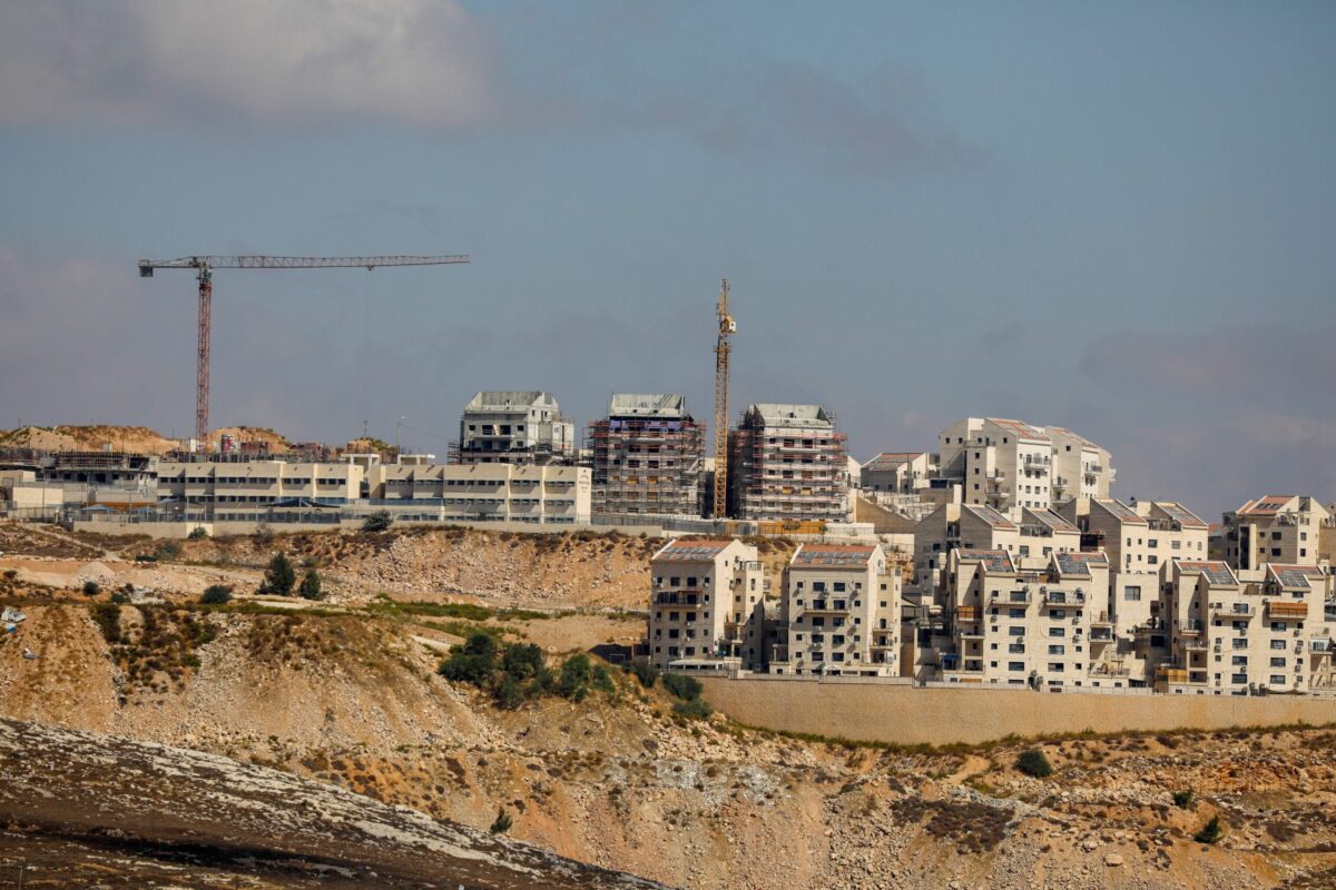 Uma foto tirada em 14 de outubro de 2020 mostra guindastes de construção israelenses em um canteiro de novas unidades habitacionais no assentamento judaico de Kochav Yaakov, perto da cidade palestina de Ramallah, na Cisjordânia ocupada [Ahmad Gharabli/AFP via Getty Images]
