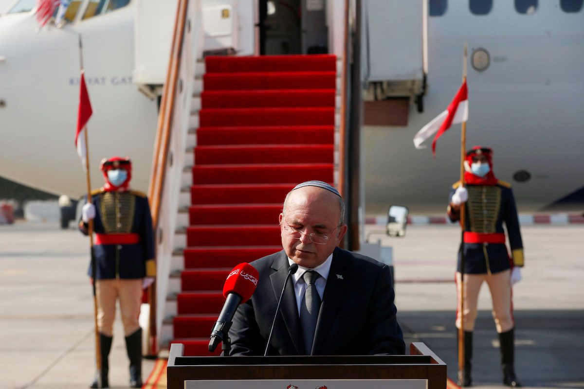 Meir Ben-Shabbat, chefe do Conselho de Segurança Nacional de Israel, no aeroporto internacional do Bahrein, 18 de outubro de 2020 [RONEN ZVULUN/POOL/AFP via Getty Images]
