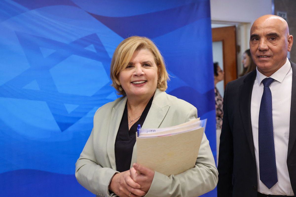 A Ministra da Economia de Israel Orna Barbivai e o Ministro da Fazenda Hamad Amar chegam para participar da primeira reunião semanal do gabinete do novo governo em Jerusalém, em 20 de junho de 2021. [EMMANUEL DUNAND/POOL/AFP via Getty Images].
