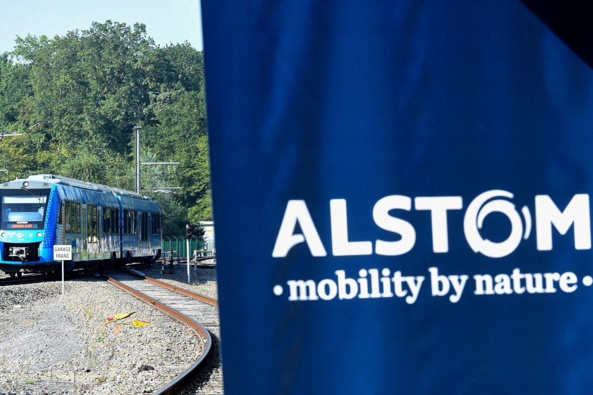 Logotipo da Alstom em foto  tirada em 6 de setembro de 2021 [Francois Lo Presti / AFP via Getty Images]
